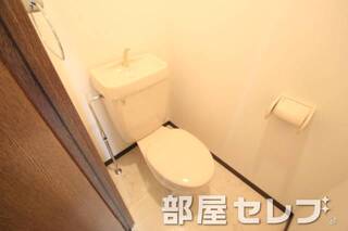 キレイなお手洗いです。302号室の写真です。