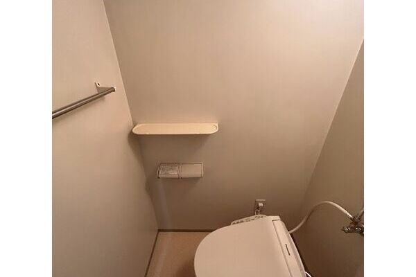 写真は05・06号室。それ以外はトイレは縦向きです。