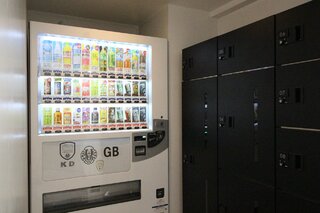 エントランスの自動販売機と宅配BOX