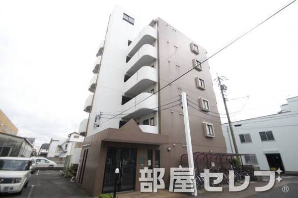 6階建てマンション。