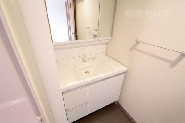 大きな鏡が便利な洗面台。