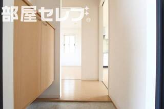 玄関には下駄箱を設置