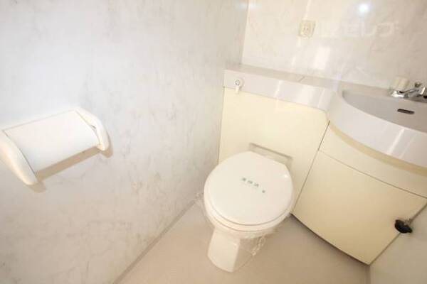 清潔感あふれるお手洗いです。