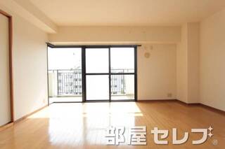 広々としたリビングダイニング。他号室の写真です。