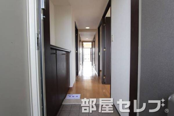 玄関口。他号室の写真です。