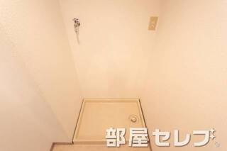 洗濯機置き場はこちら。他号室の写真です。