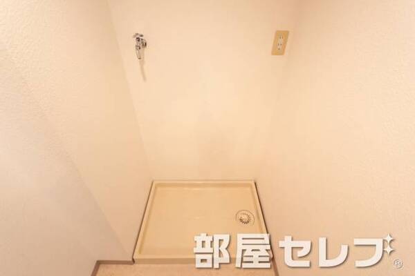 洗濯機置き場はこちら。他号室の写真です。