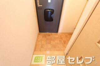 廊下から見た玄関です。