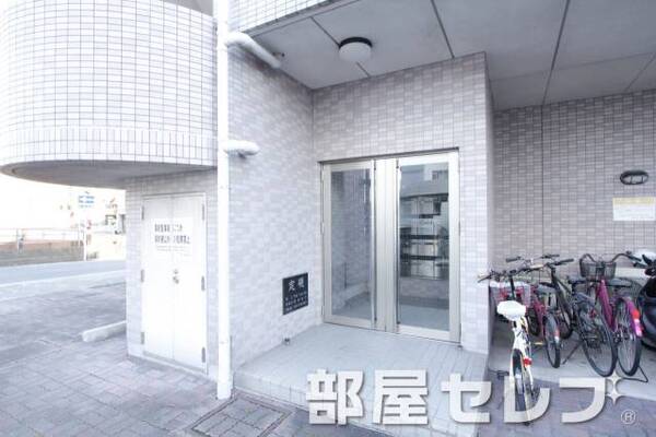 建物の入口になります。