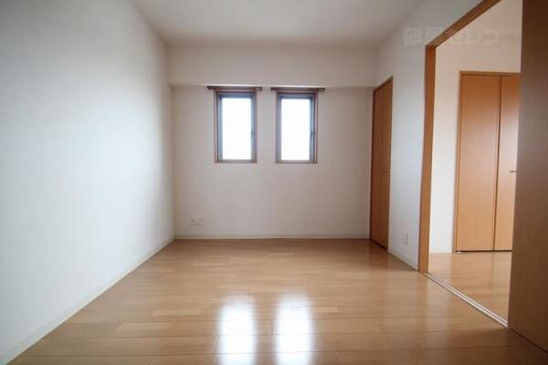 中部屋洋室6帖にも小窓が付いていて明るいです。