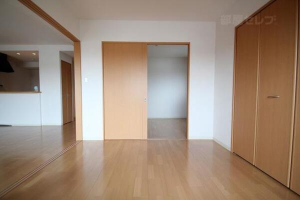 南側の洋室6帖のお部屋です。