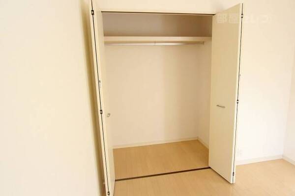 ワイドな収納付き。