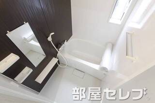 お風呂に小窓あります。