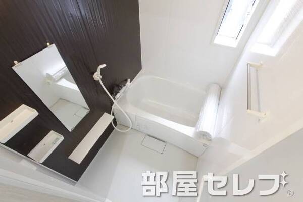 お風呂に小窓あります。