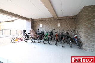 きれいでカッコイイエントランスでお出迎え。