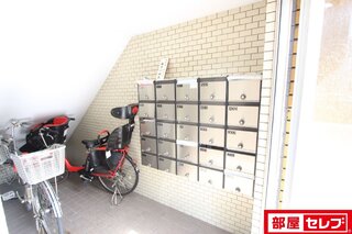 集合ポストは綺麗に整備されてます。