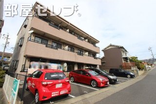 タイル張りでキレイな外観です。