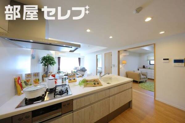 ※モデルルーム（階数によって色合いの相違があります。）