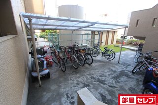 屋根付きの駐輪場です。