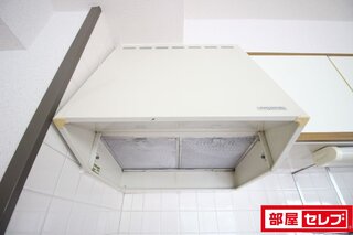 キッチン上の換気扇つきです