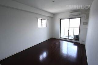広めのお部屋、小さな窓が嬉しいです。