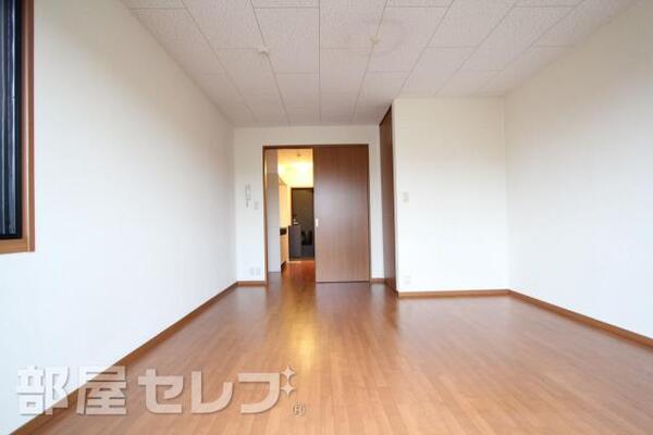 広々としてゆとりがあるお部屋です。