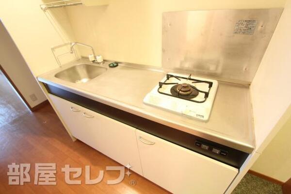 1口コンロのついたシステムキッチン。まな板などを置くスペースもあります。