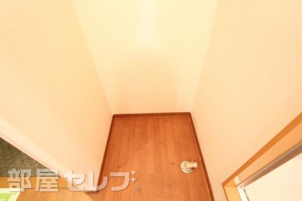 浴室前に洗濯機置き場があります。