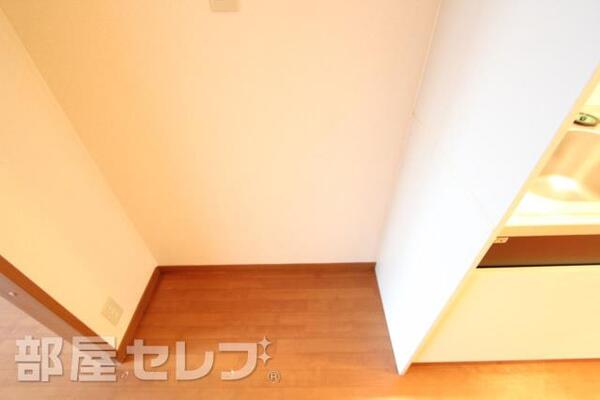 キッチンの横には冷蔵庫など置けるスペースがあります。