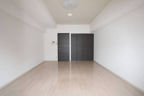 建具とフロアのコントラストが美しい居室です。