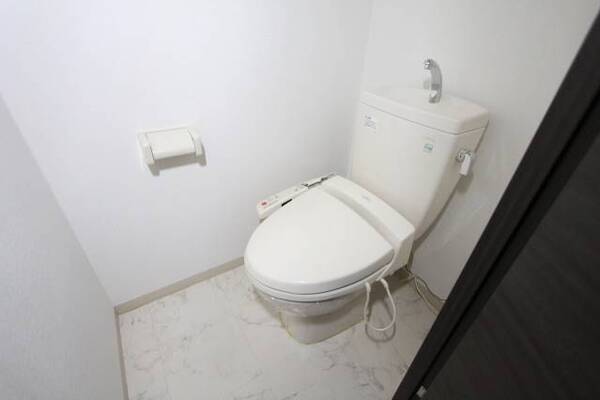 温水洗浄便座付きのお手洗いです。