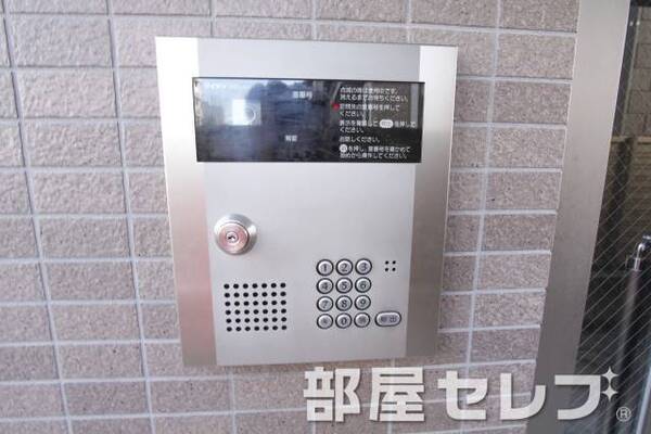 エントランスはオートロックです