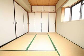 和室6畳の収納は出窓もあります