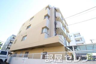 4階建てのマンション。