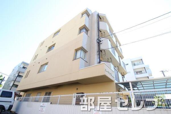 4階建てのマンション。