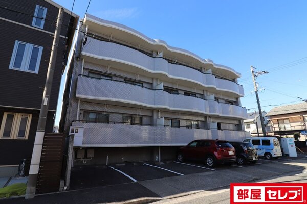 タイル張りの3階建てマンション。