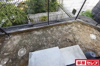 バルコニーです。人目を気にしなくても良いです。