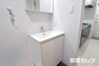 洗面台にも収納があります