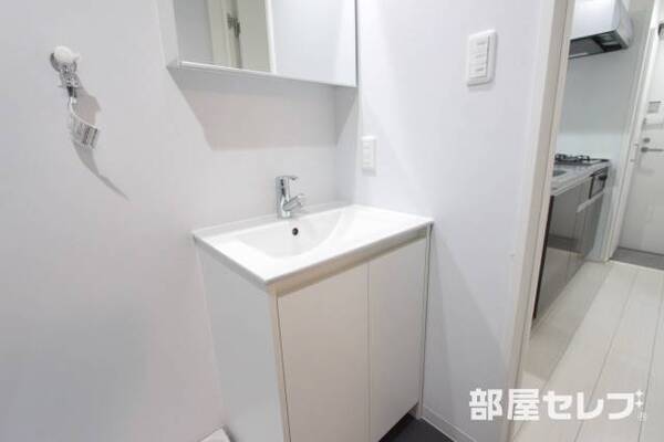 洗面台にも収納があります