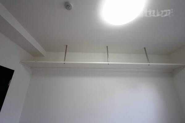 吊り戸棚です。荷物置くにはちょっと高いかも？