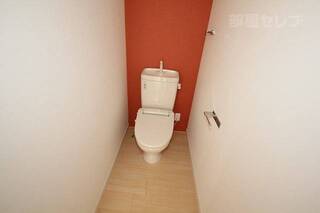 トイレの写真です。アクセントクロスがとてもおしゃれです。