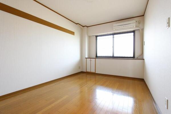 小さな収納もあり、広々としています。