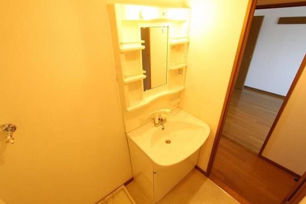 電気が明るい洗面所です。