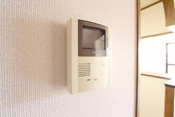 ドアモニターホンで来客確認できます。
