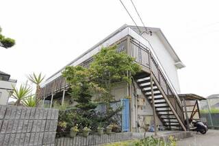 小学校のすぐ近くです。