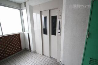 エレベータは4階までです。