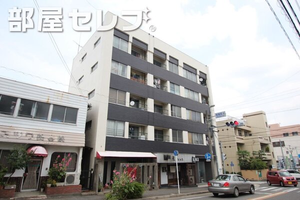 建物の入り口。