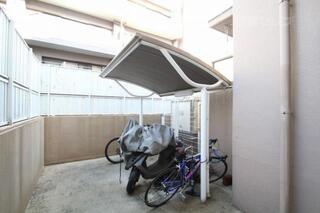 屋根つきの駐輪場です。（イメージ）