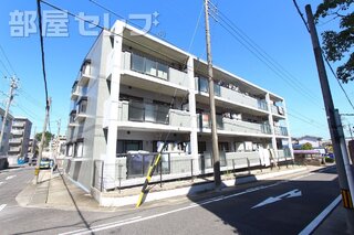 タイル張りのオシャレな建物です。