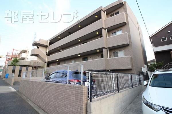 建物、エントランス共にオシャレですよ。